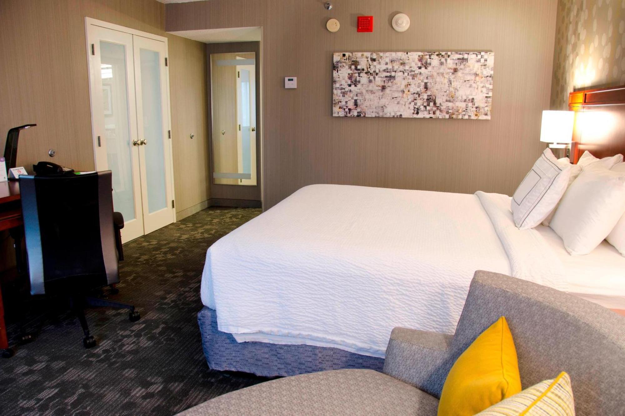 Courtyard Waterbury Downtown Hotel Bagian luar foto