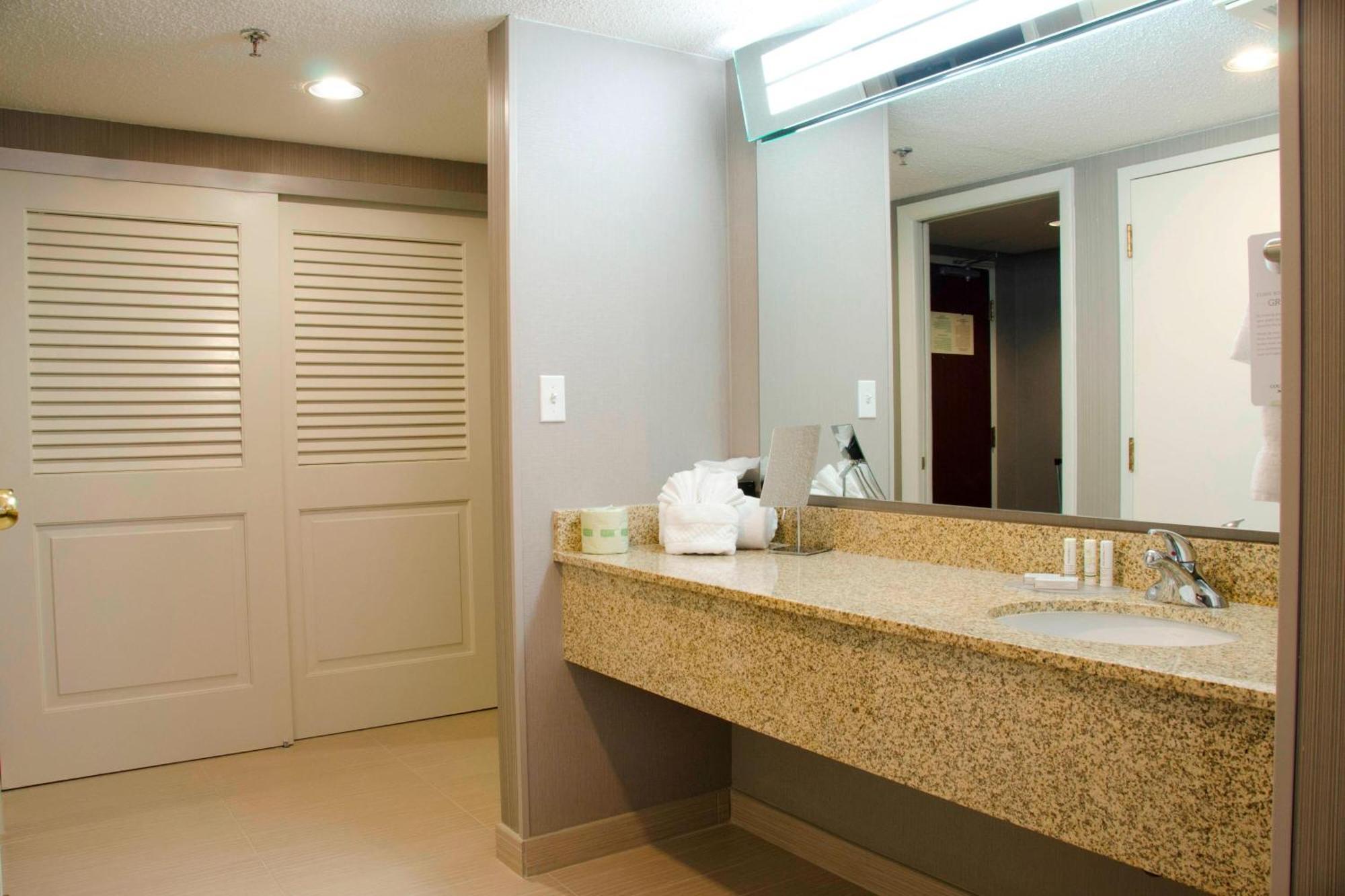 Courtyard Waterbury Downtown Hotel Bagian luar foto