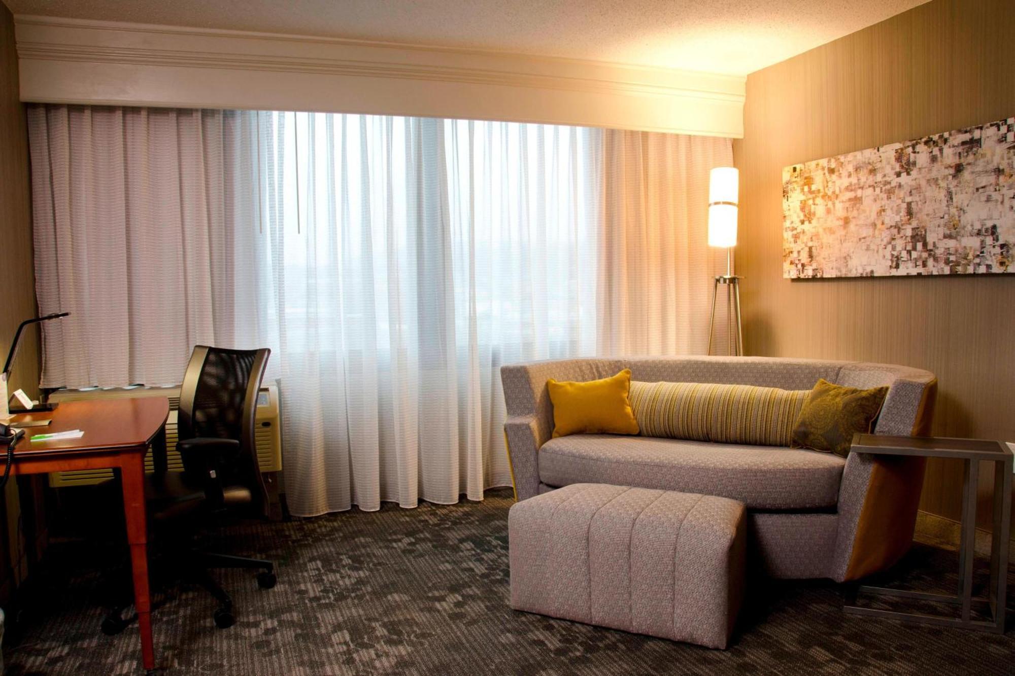 Courtyard Waterbury Downtown Hotel Bagian luar foto