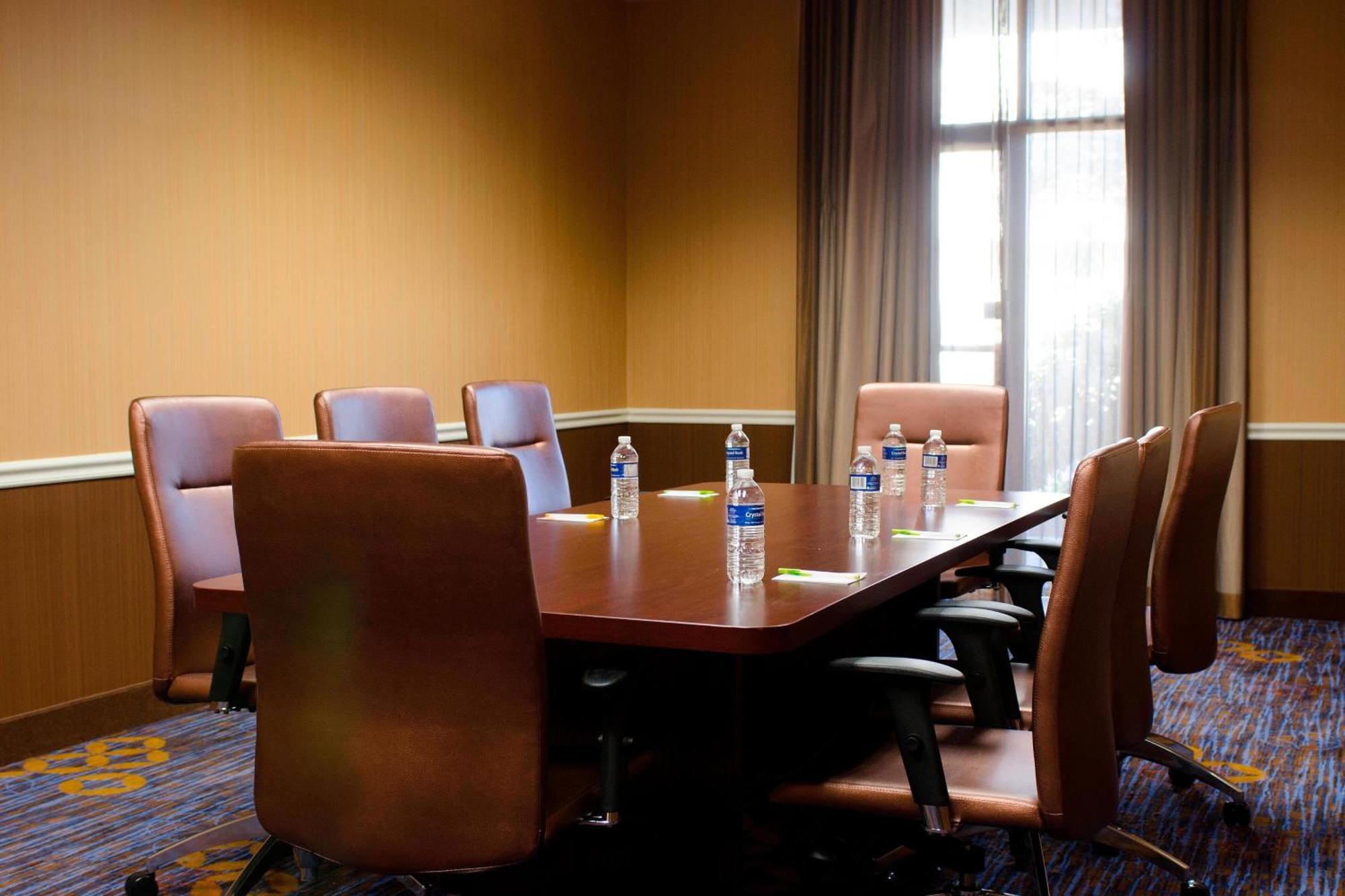 Courtyard Waterbury Downtown Hotel Bagian luar foto