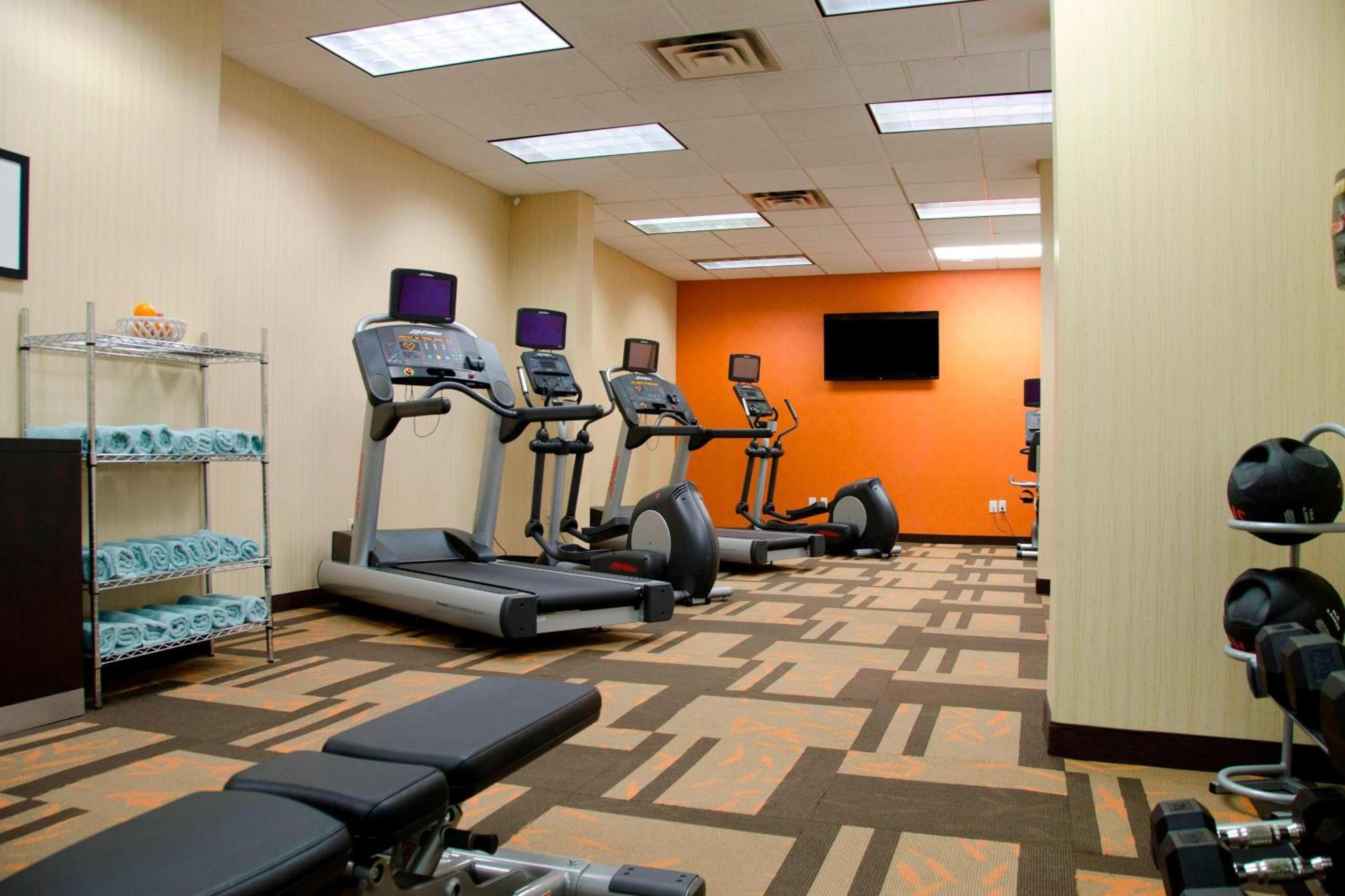 Courtyard Waterbury Downtown Hotel Bagian luar foto