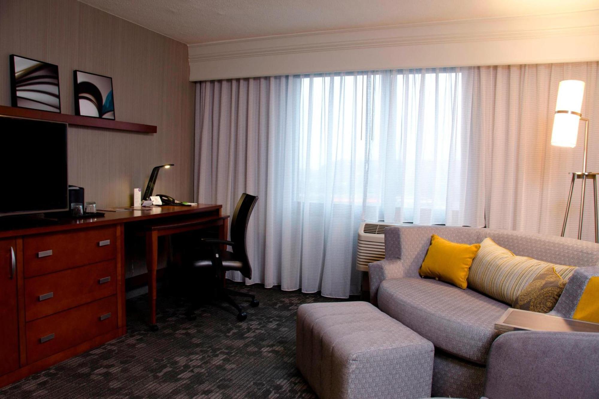 Courtyard Waterbury Downtown Hotel Bagian luar foto