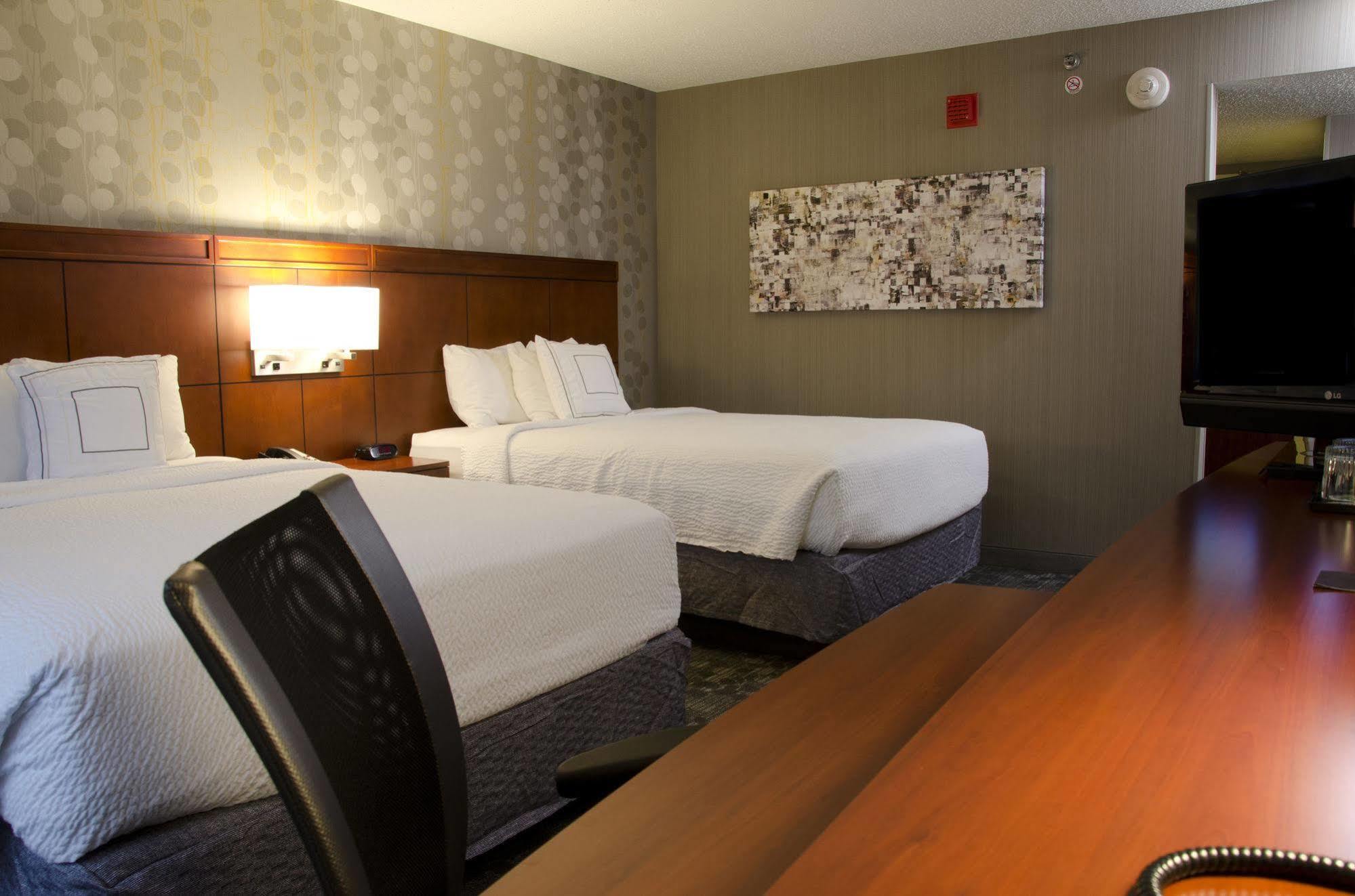 Courtyard Waterbury Downtown Hotel Bagian luar foto